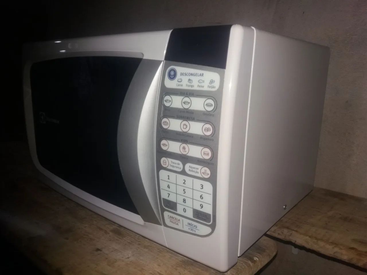 Microondas da eletrolux 20L."NO PLASTICO.c/"display azul. - Foto 2