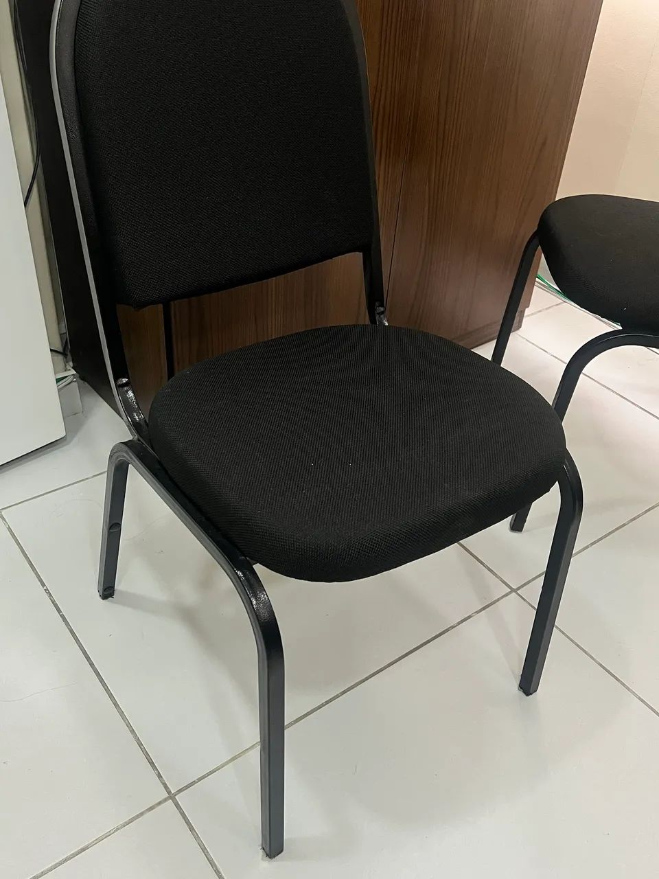  Cadeira empilhavel 