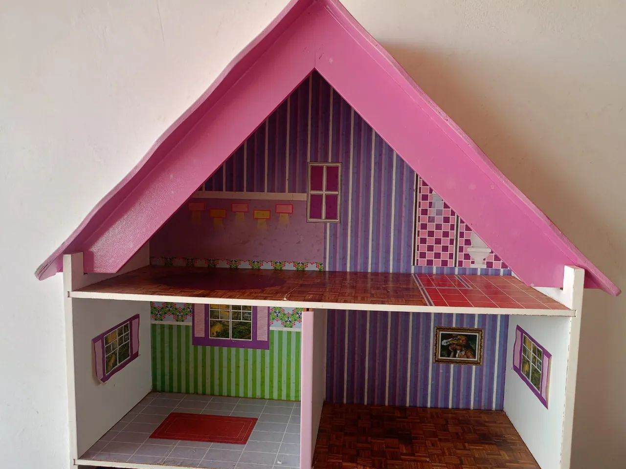 Casinha de boneca de madeira