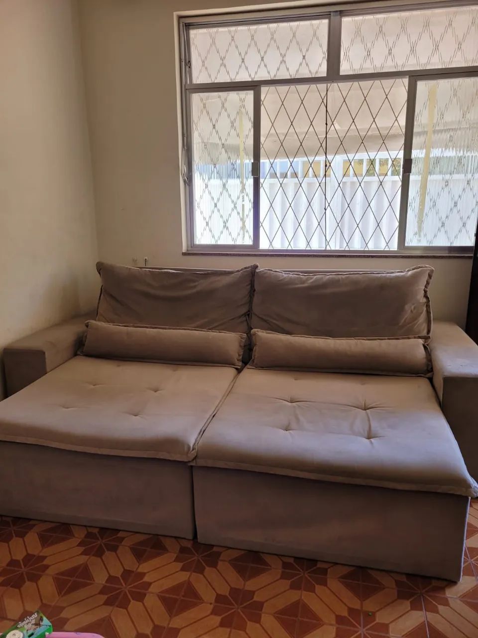 Vendo sofá de 4 lugares retrátil ,vira cama  - Foto 3