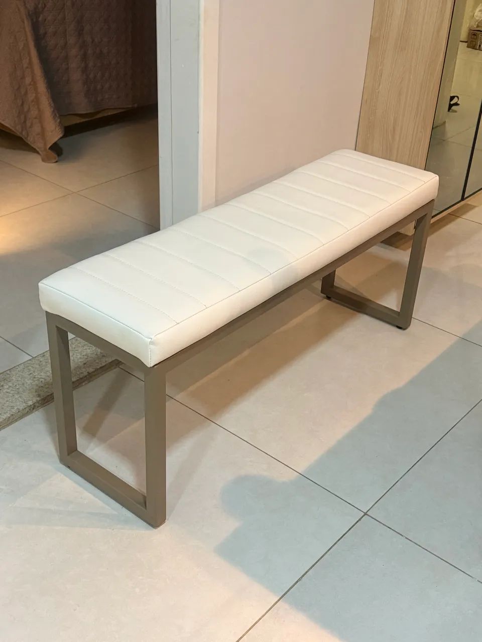 Banco de couro sintético base de metal branco e marrom