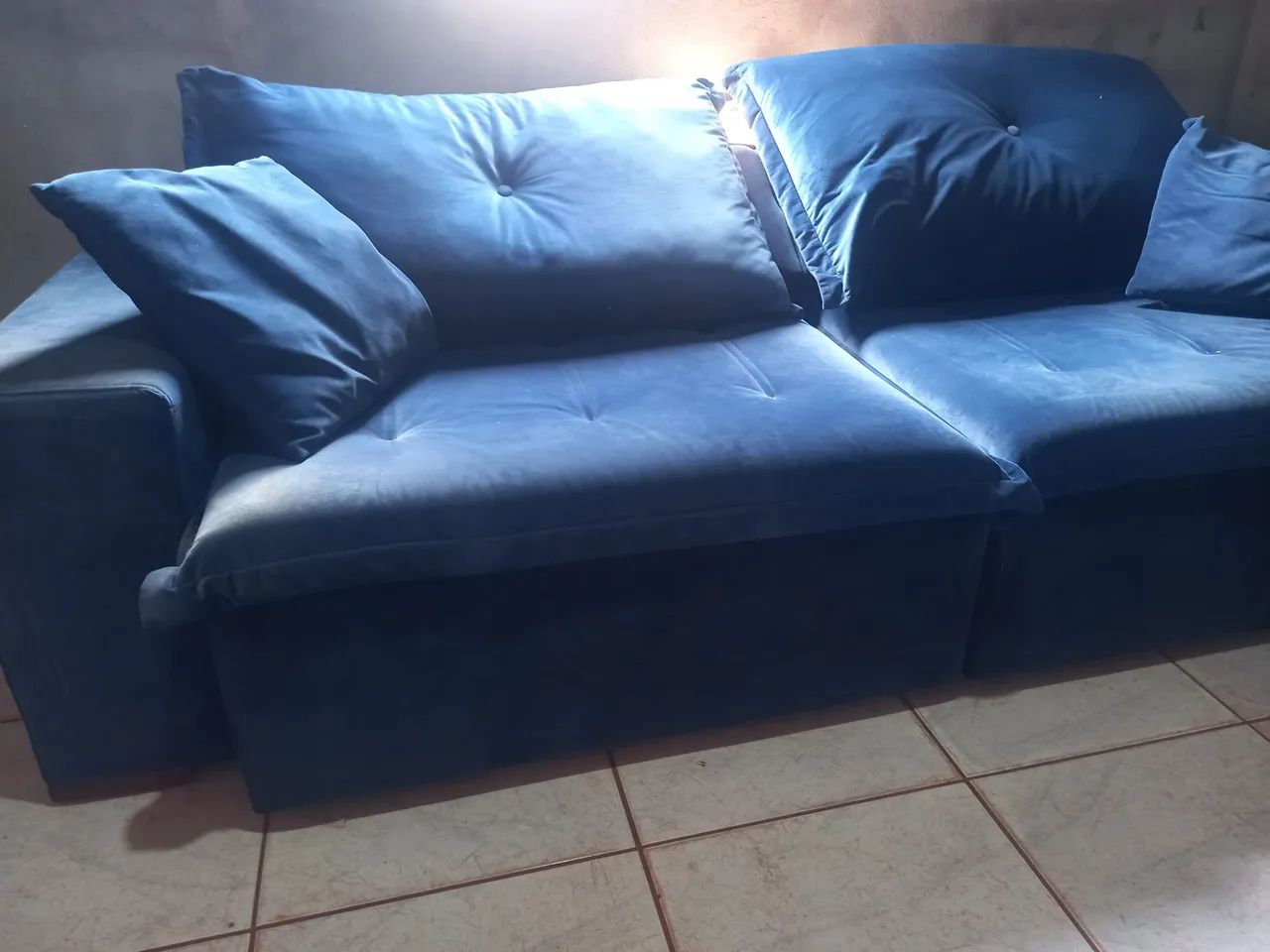 Sofá retrátil e reclinável de cor azul com detalhes de couro, com 2 metros