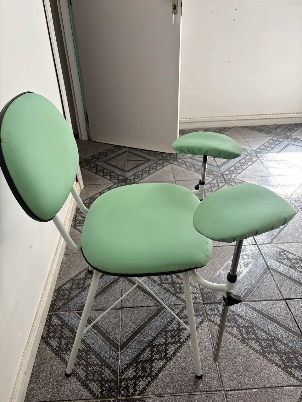 Cadeira com apoio para os bracos para coleta de sangue - Foto 3