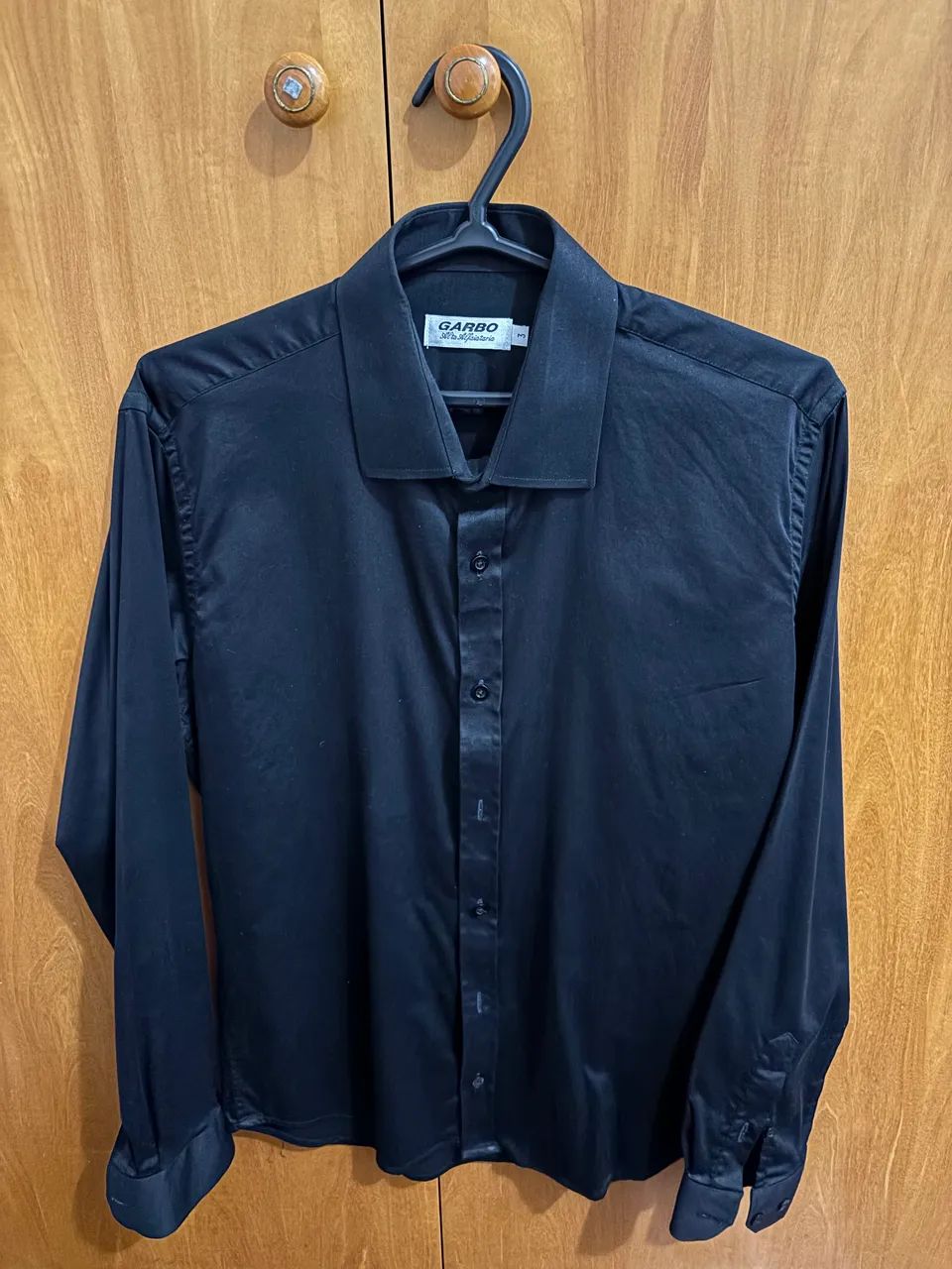 CAMISA ACETINADA PRETA GARBO - Foto 2