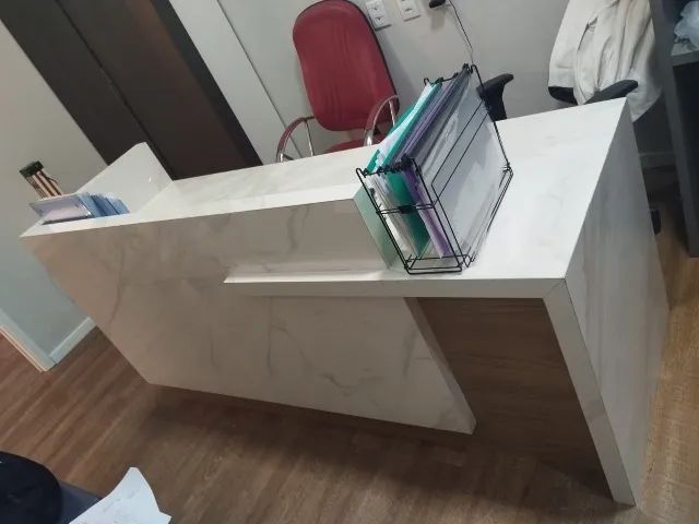 Mesa para recepção de Clínica elegante 