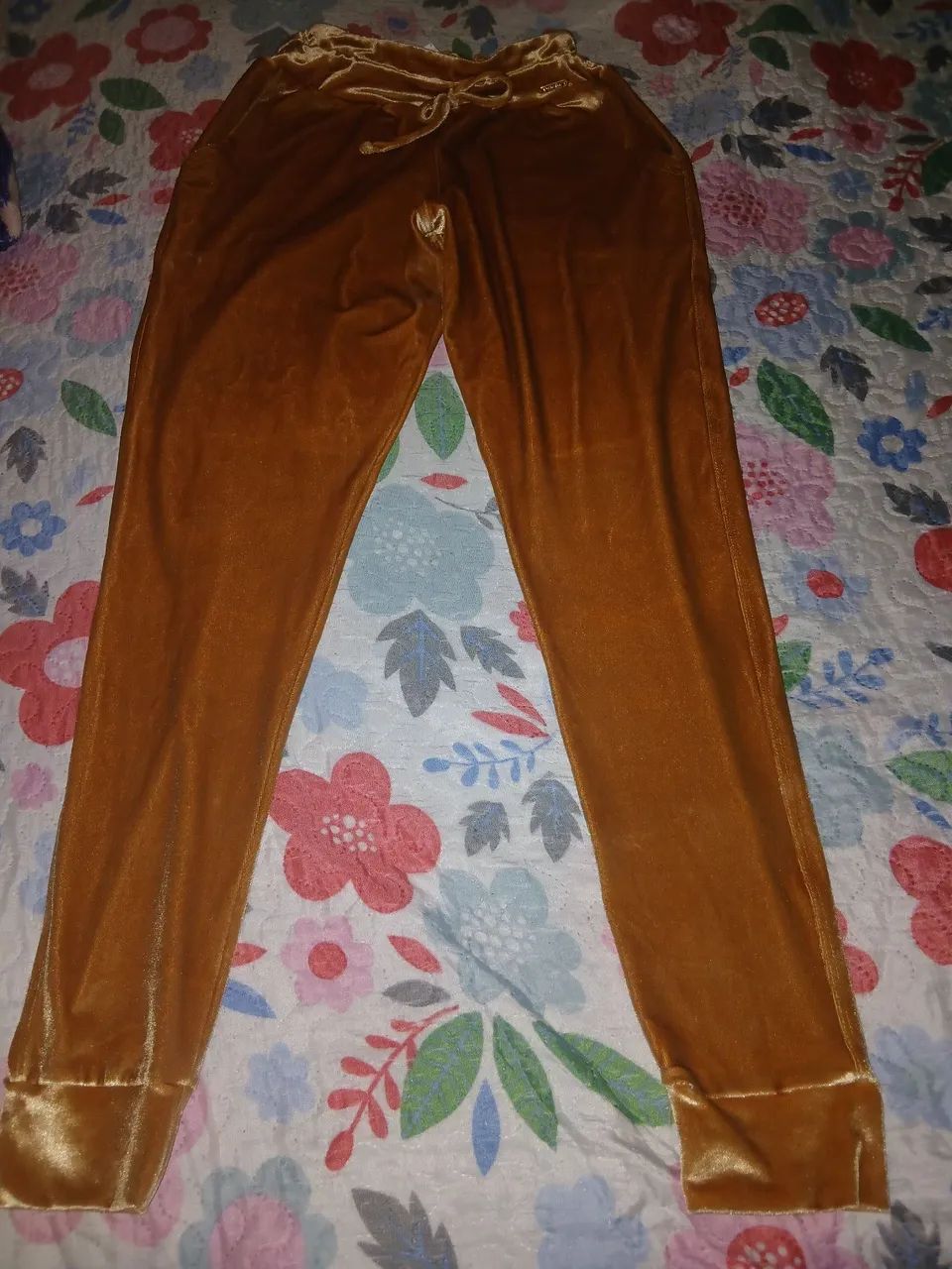 Calca de veludo dourada 70 reais