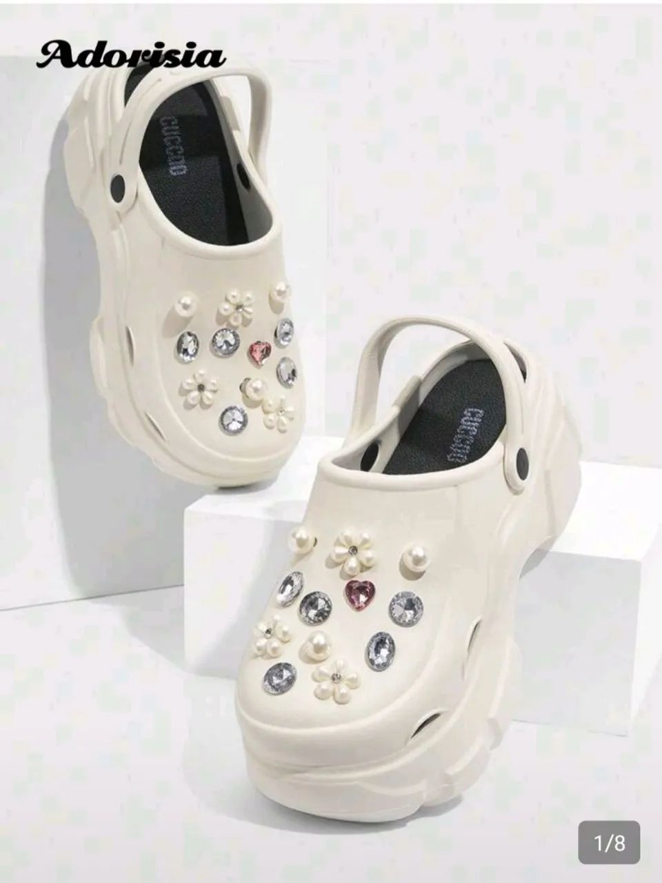 Sapato babuche estilo Crocs Cuccoo shein plataforma branco com pins