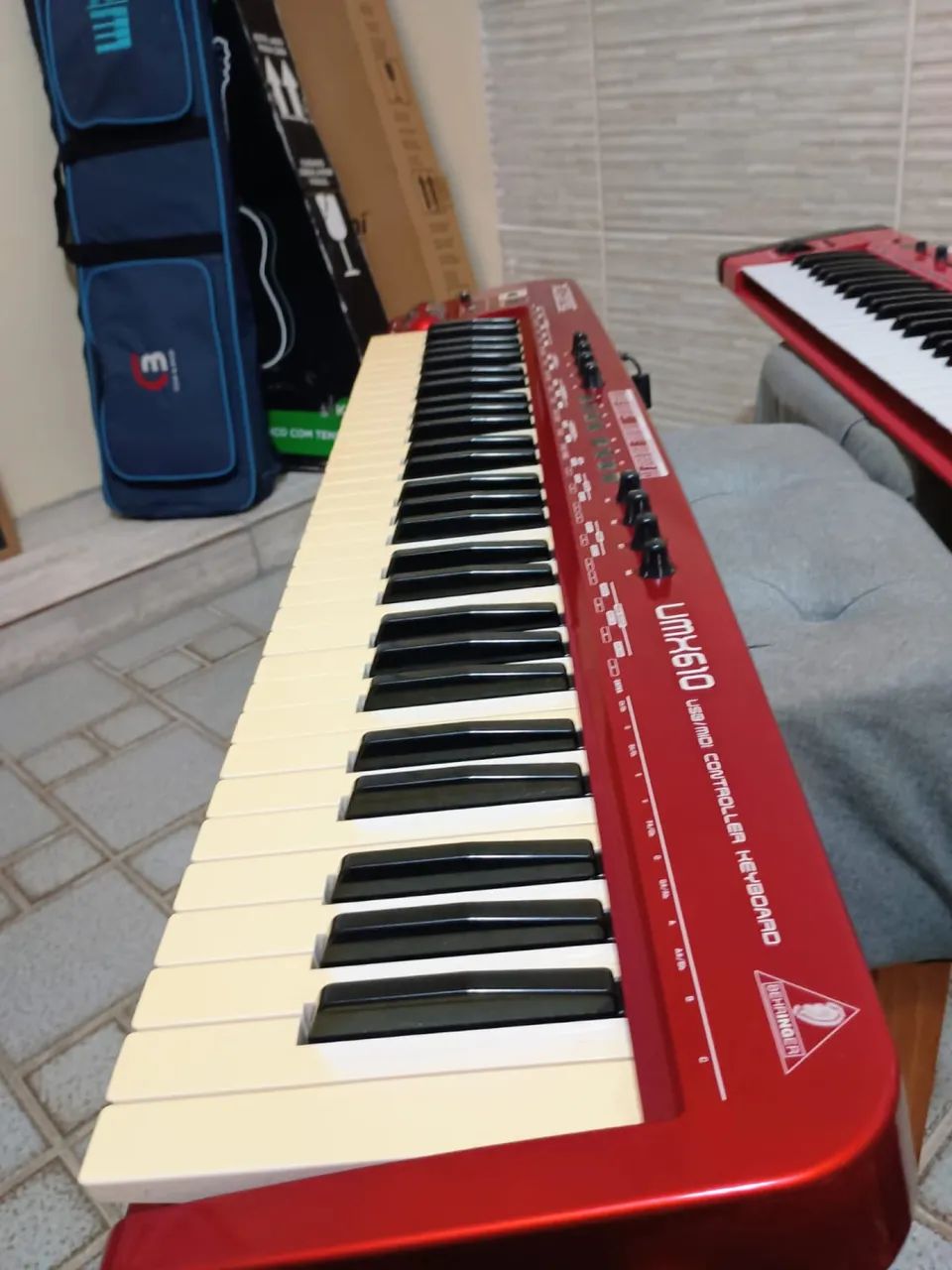 Teclado Controlador Behringer perfeito estado - Foto 3