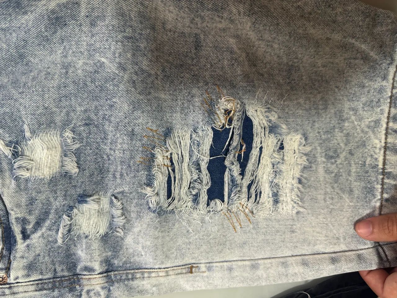 bermuda jeans masculina clara com puídos e barra desfiada- P - Foto 5