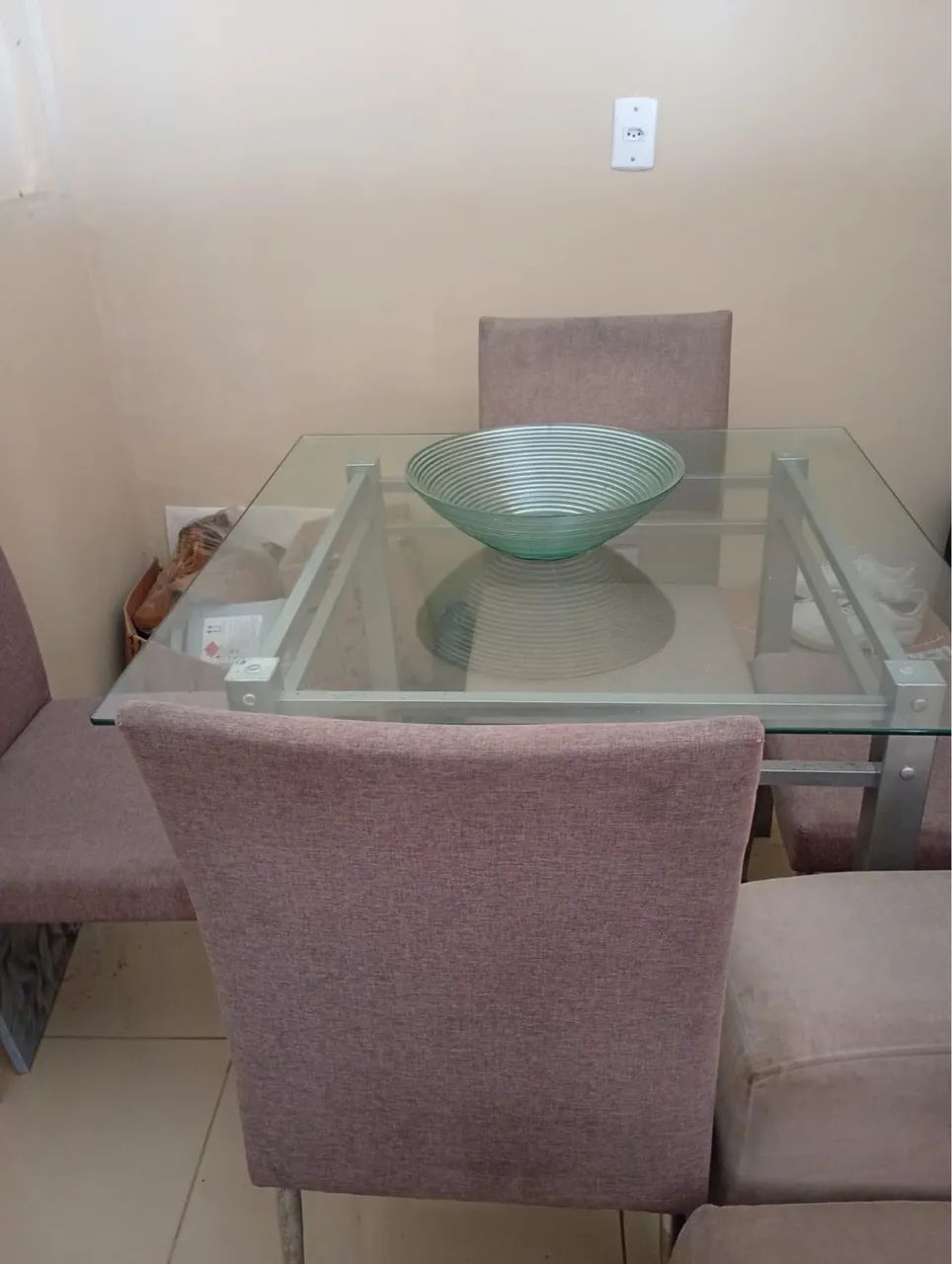 Mesa com 04 cadeiras 