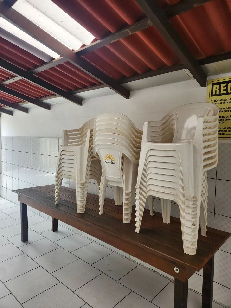 24 cadeiras plasticas com braço - Foto 2