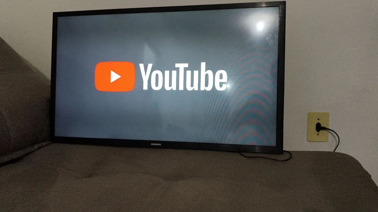 Tv Samsung 32 polegadas sem os pés com controle e smart tv <br>700 reais - Foto 3