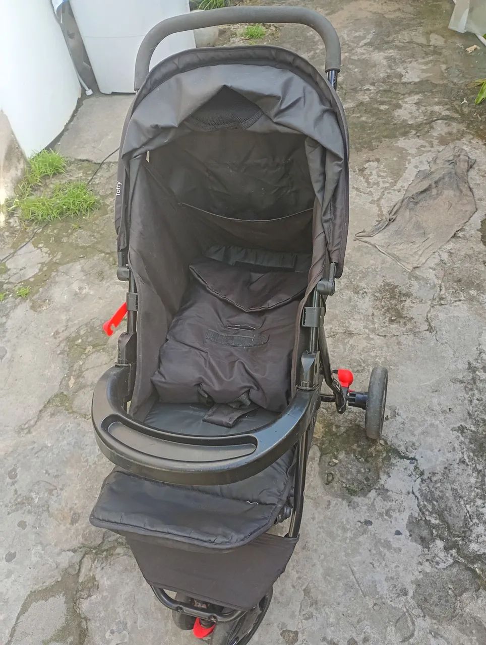 Vende-se carrinho de bebê 3 rodas 250,00 semi novo p vender logo da marca toffy 