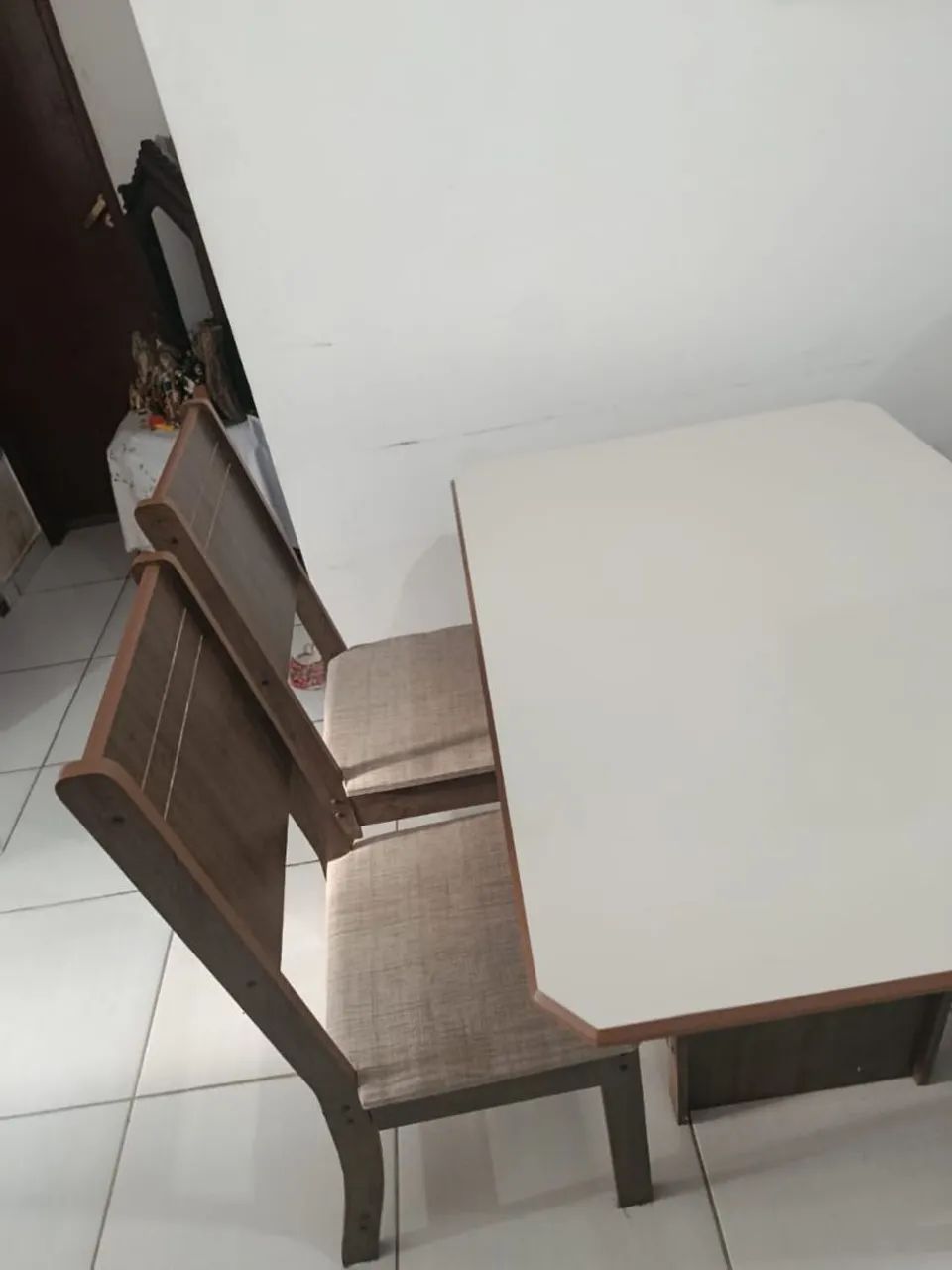 Mesa 0,75 x 1,10 mts. Com 4 cadeiras estofadas, ótimo estado  - Foto 2