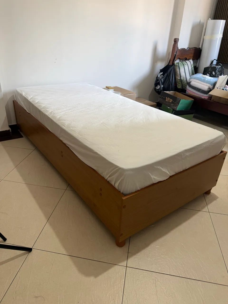 Base de cama box solteiro Mônaco, da Tcil Móveis.