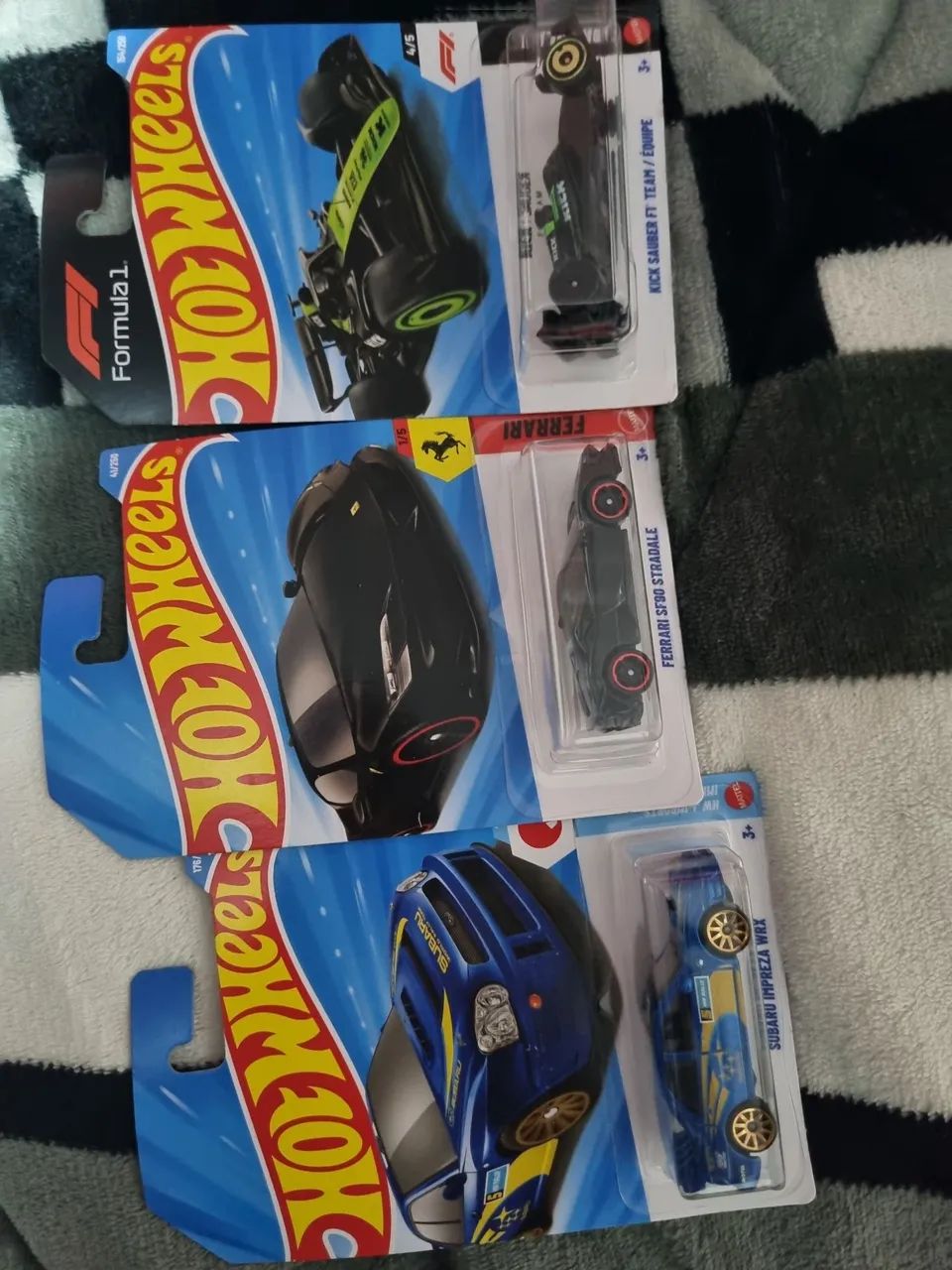 3 HOT WHEELS
