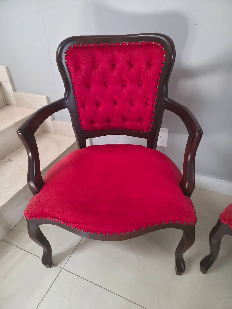 Par de Poltronas Luís XV em Madeira Maciça com Veludo Vermelho - Clássicas e Sofisticadas - Foto 3