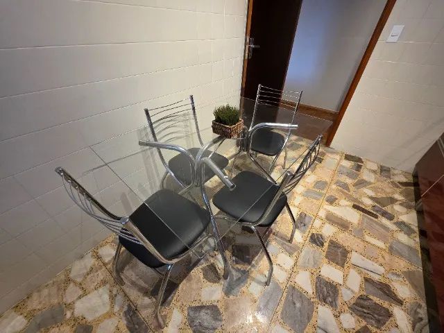 Mesa de vidro e quatro cadeiras de inox - Foto 2