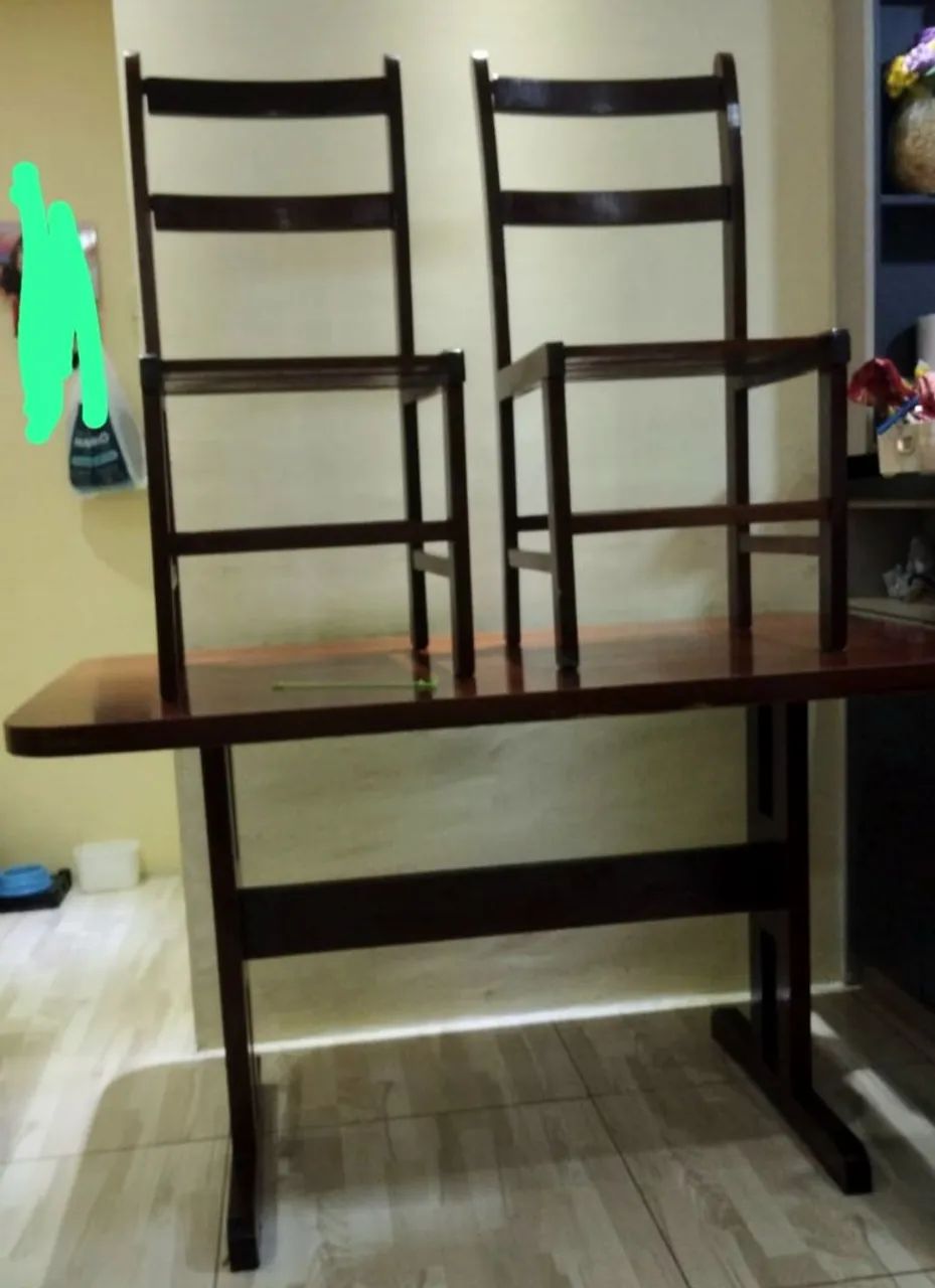 Mesa de madeira com 2 cadeiras R$ 199,00 - Foto 3