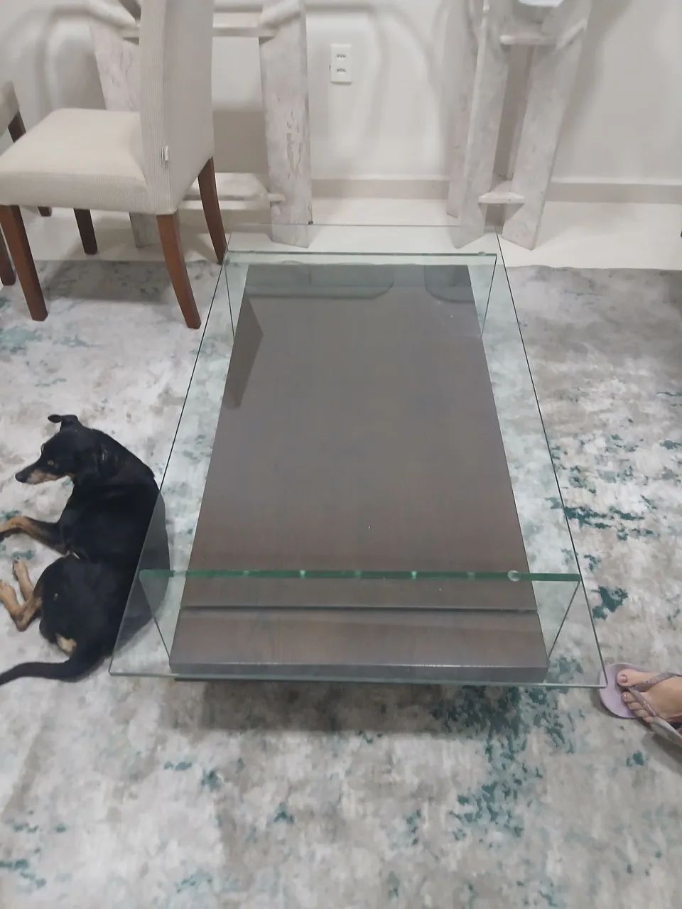 Mesa de centro para sala, madeira de lei e tampão de vidro
