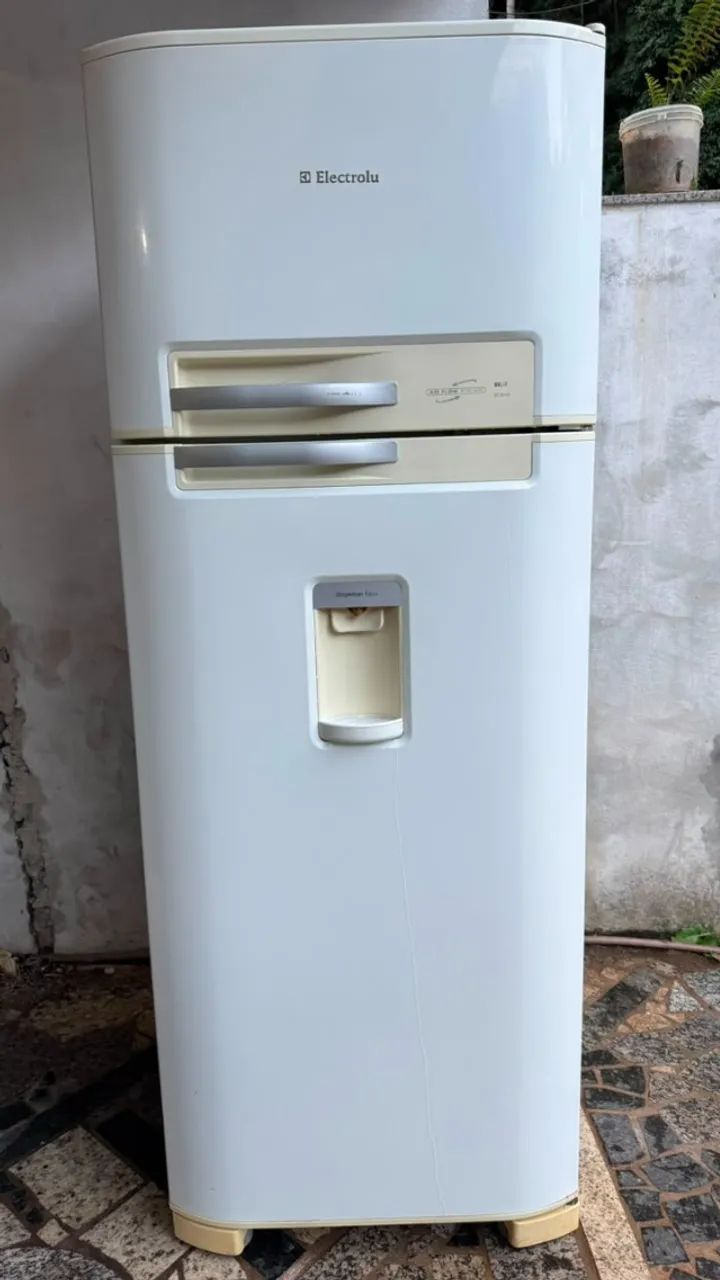 Geladeira Electrolux semi nova, perfeito estado, funcionando perfeitamente! - Foto 2
