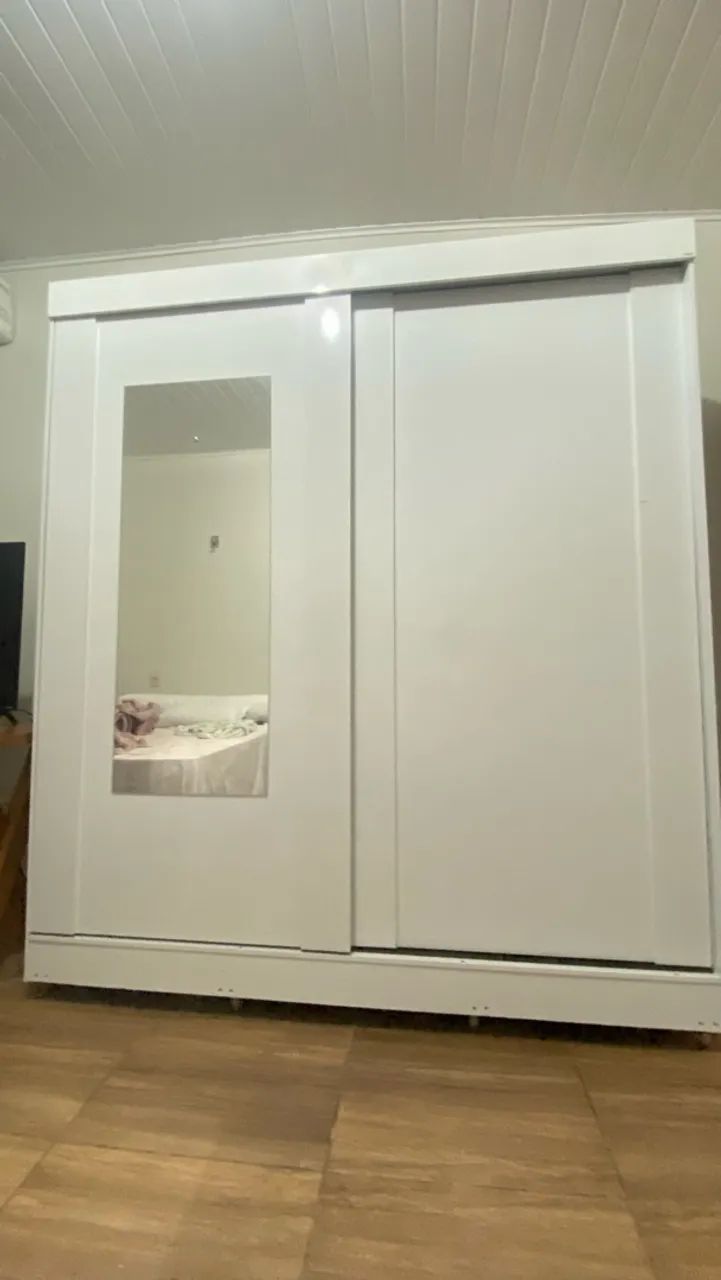 Guarda roupa com espelho e rodinhas nos pés 