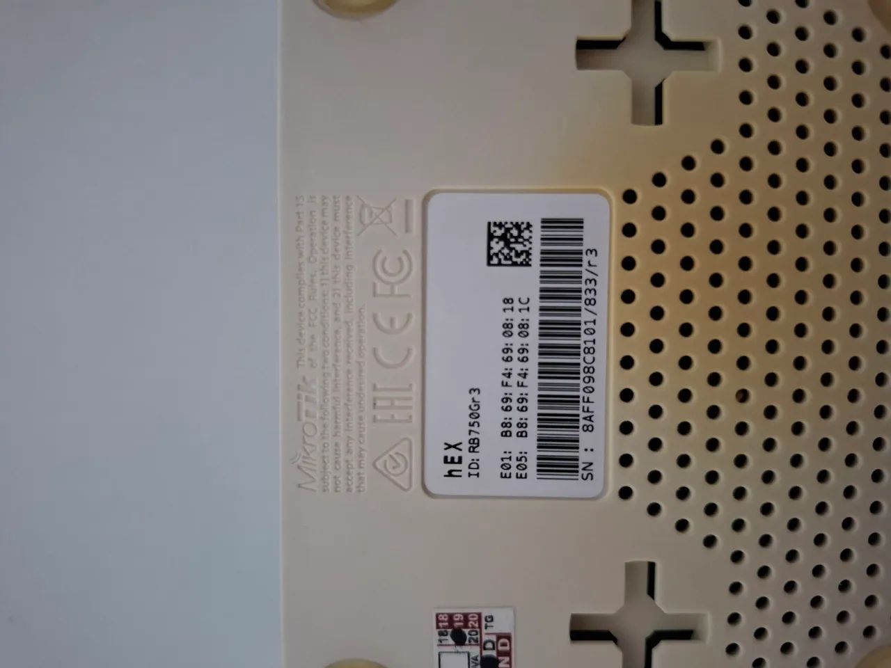 Mikrotik RB750Gr3 COM FONTE - Foto 3
