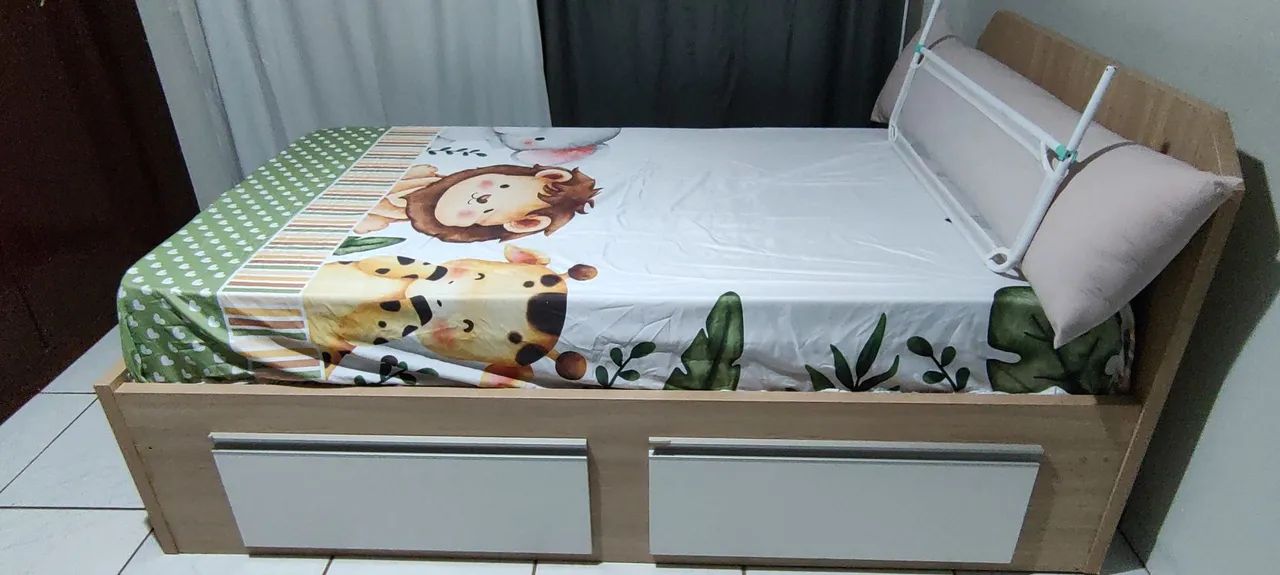 Cama em MDF duplo com colchão 
