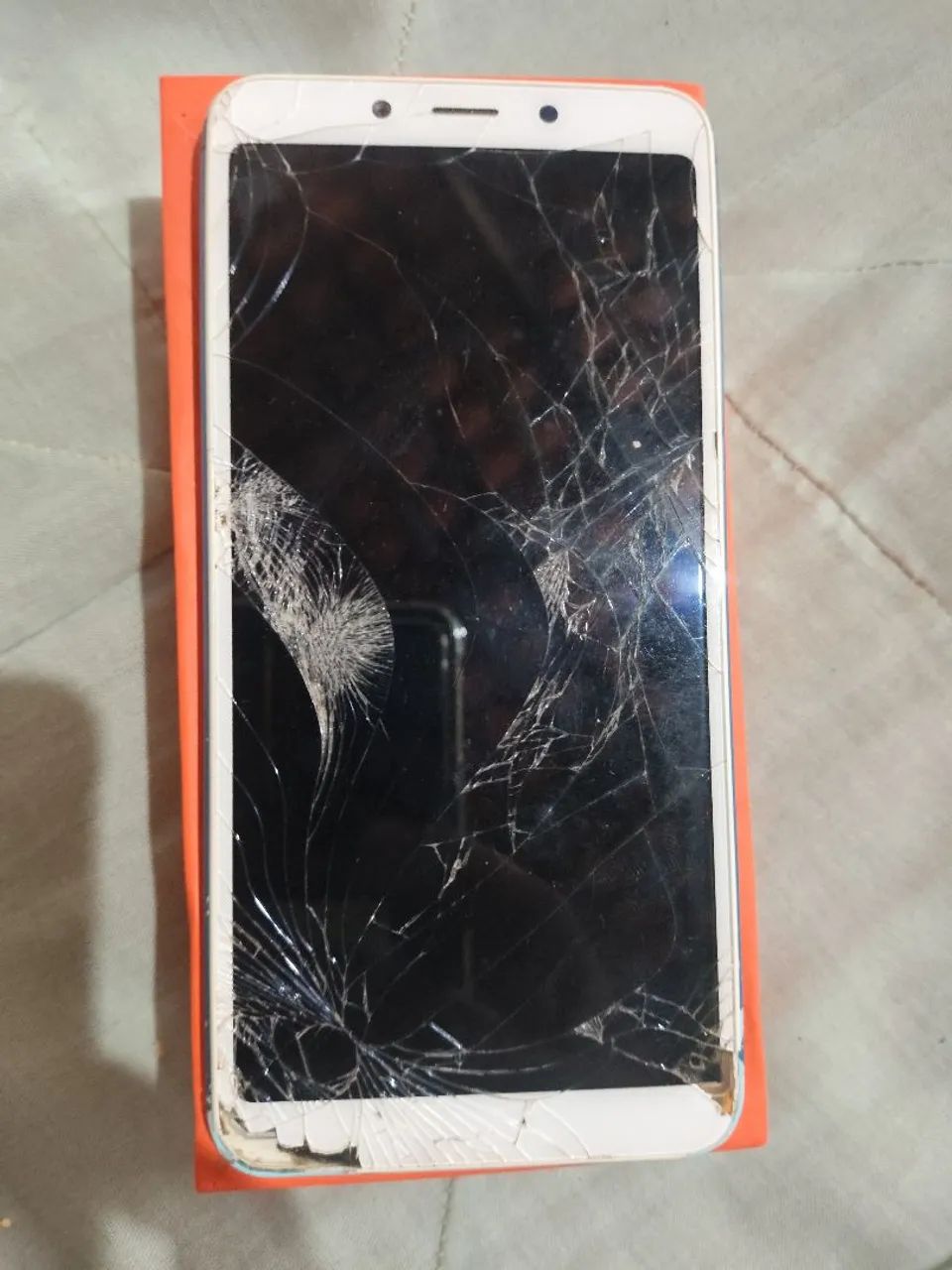 Celular Xiaomi Redmi 6 velho, quebrado, componentes intactos