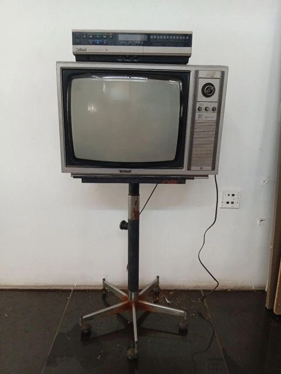 Tv vintage National + videocassete+ mesa - Foto 4
