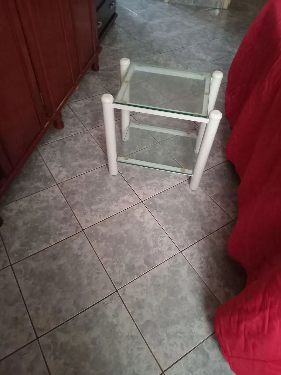 Mesinha de  canto  de vidro  e  ferro na cor  Branca 