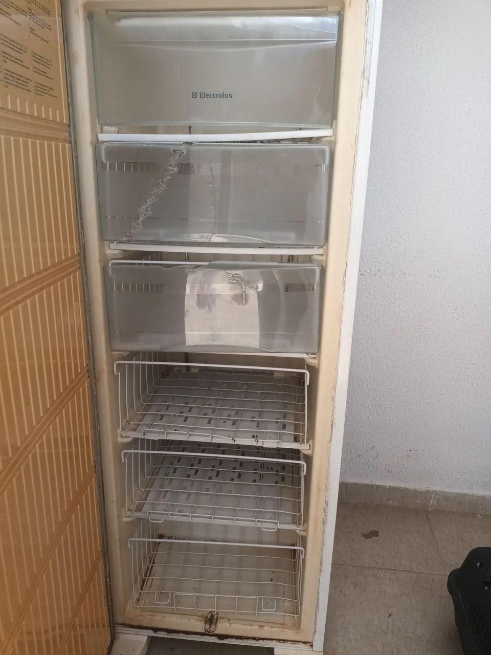 Freezer Vertical Eletrolux - Foto 2