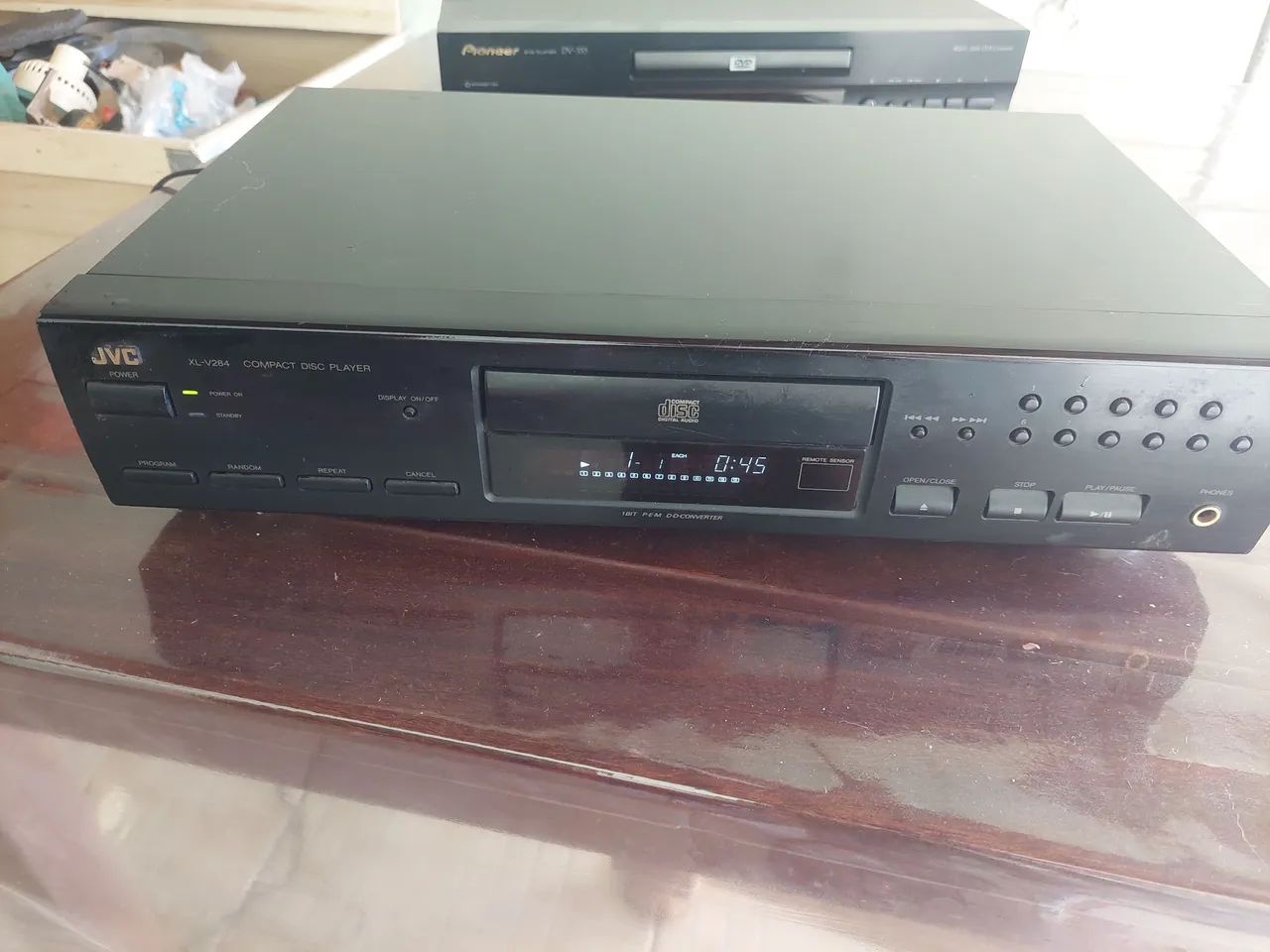 Vendo cd player   jvc funciona  perfeitamente  com marcas de uso