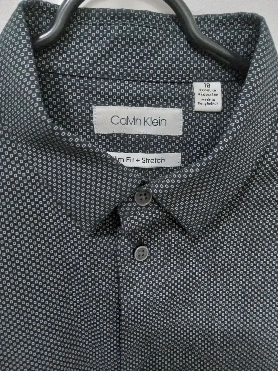 Camisa masculina Calvin Klein preta com padrão sutil