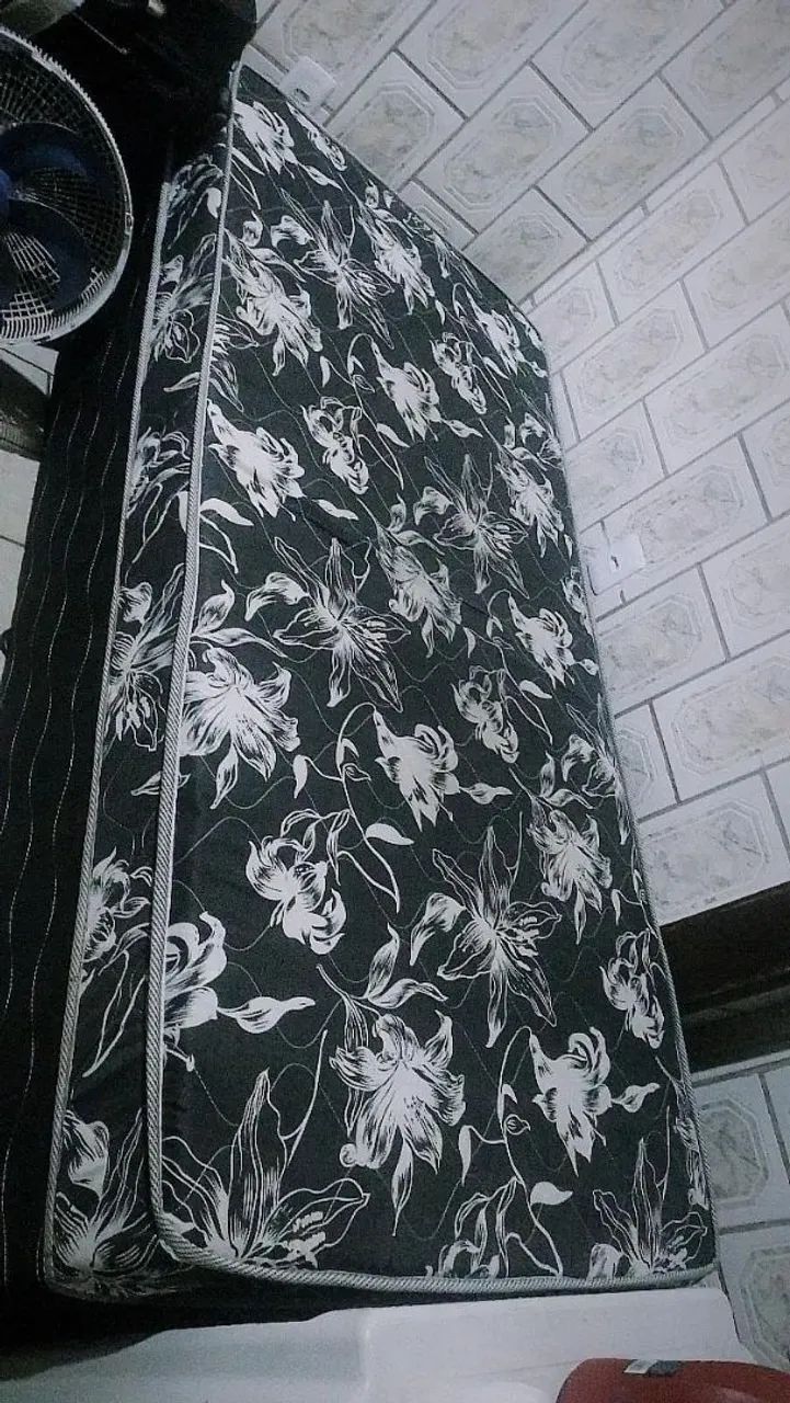 Vendo uma cama box 250$ 