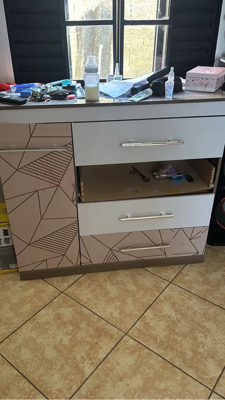 Vendo cômoda tem q arruma gaveta tenho parente de arrumar 