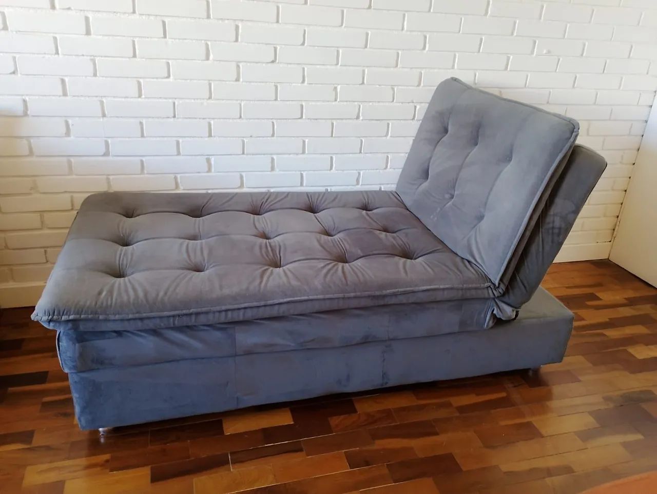 Sofá tipo divã reclinável cinza - 188x87x45cm