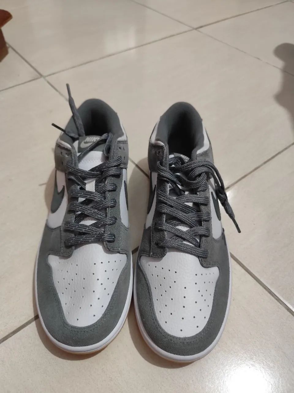 Nike Dunk Low cinza e branco 