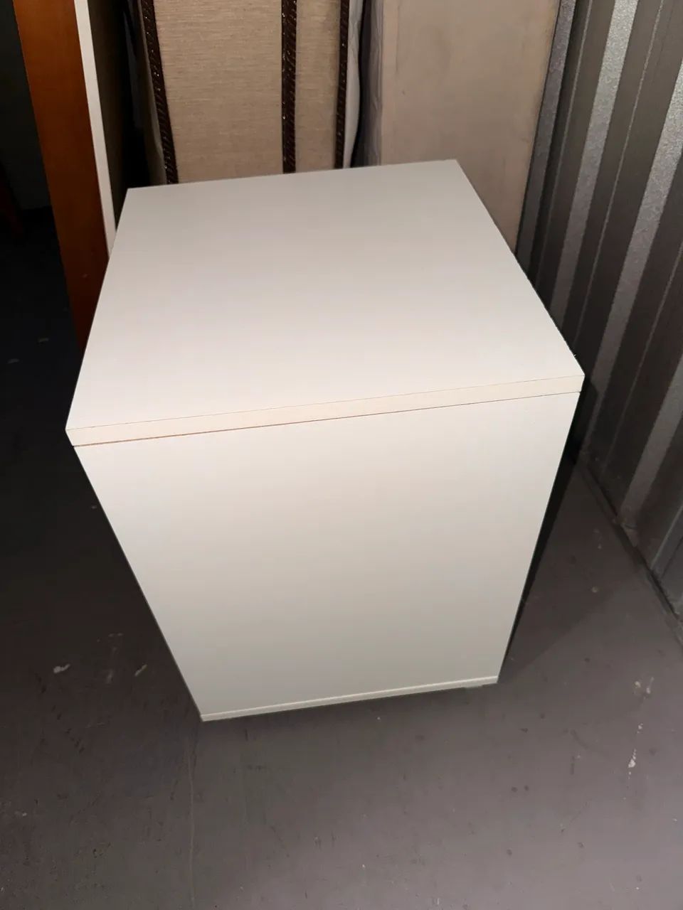 Criado-Mudo / Mesa Lateral Branca com 2 Nichos - Foto 3
