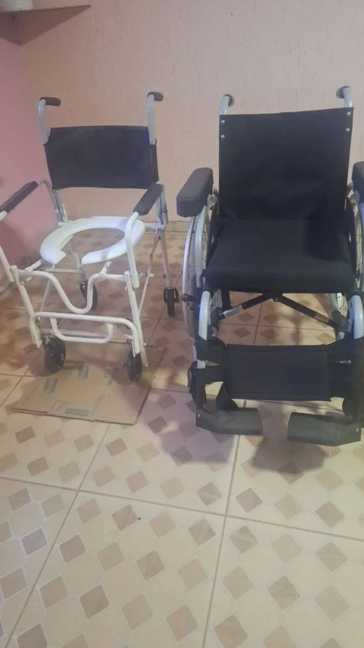 Vendo 2 cadeiras de rodas e de banho