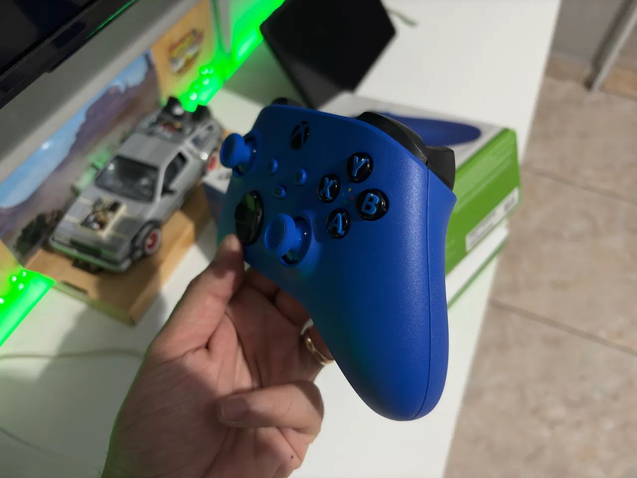 Controle de Xbox azul na caixa - Foto 4
