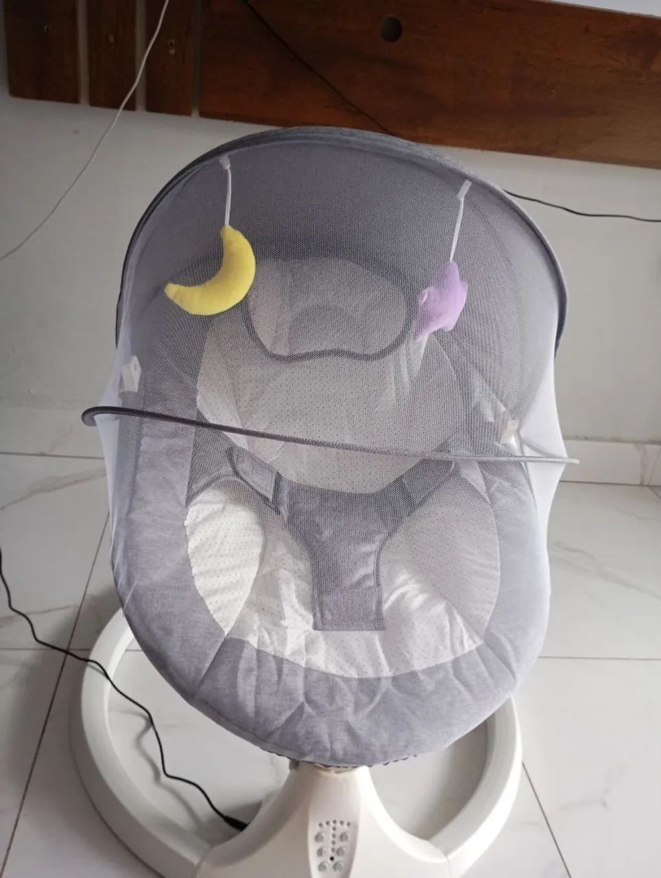 Vendo berço com música e controle 