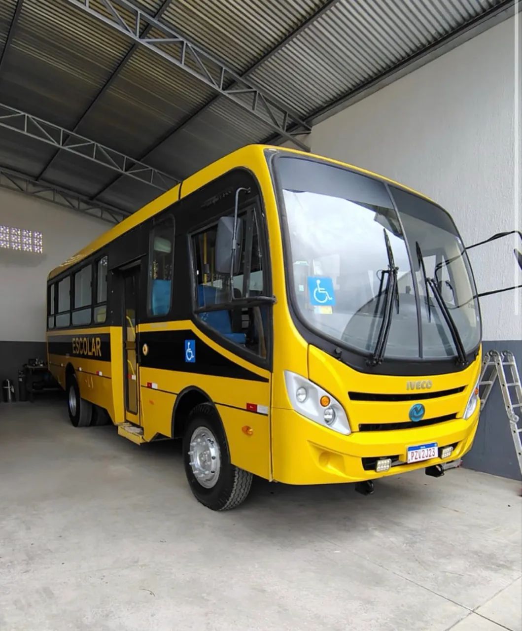 Micro ônibus Iveco 150S21E Mascarelli Granclass ano 2017, para 42 passageiros, em MG