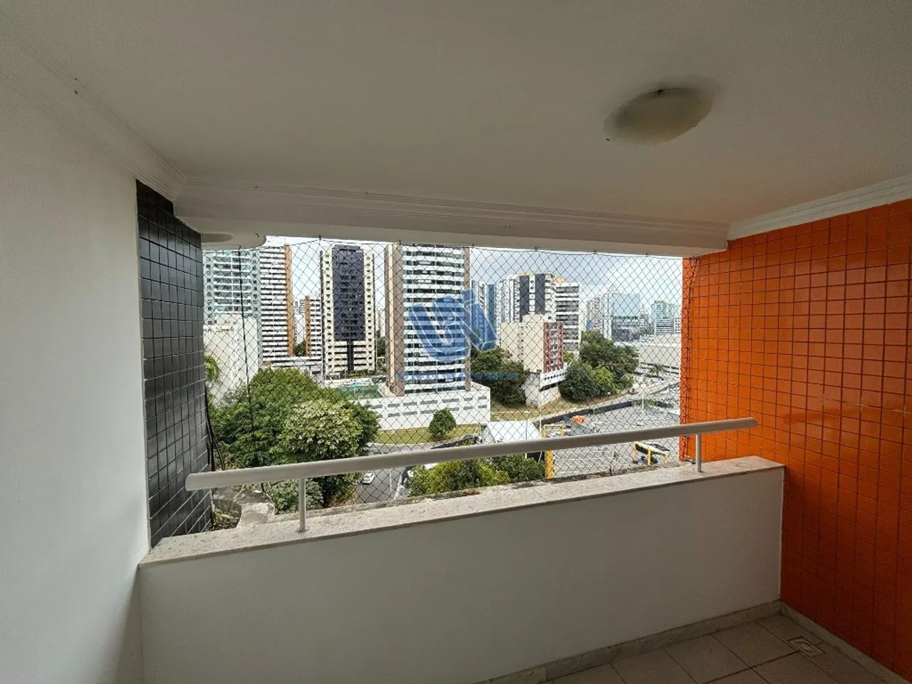 Apartamento quarto e sala com varanda 50m2 no Caminho das Arvores