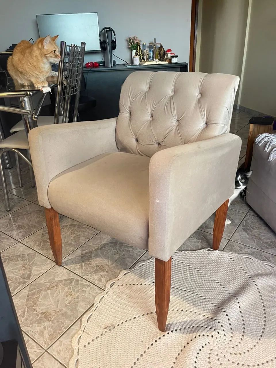 Poltrona bege com pés de madeira