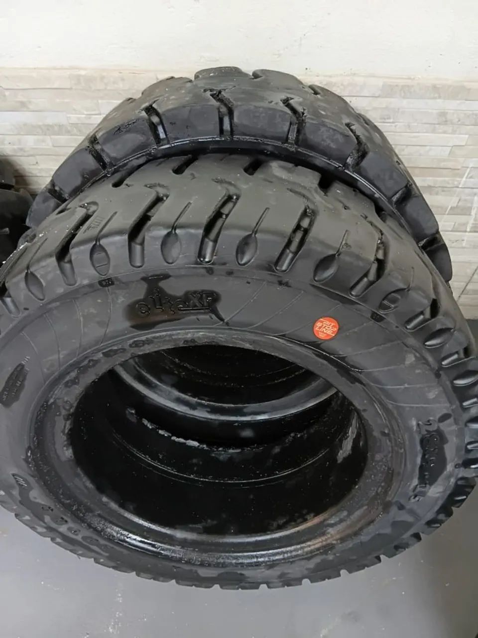 Vendo pneus seminovos de empilhadeiras tenho pneus maciços e com câmeras  - Foto 5