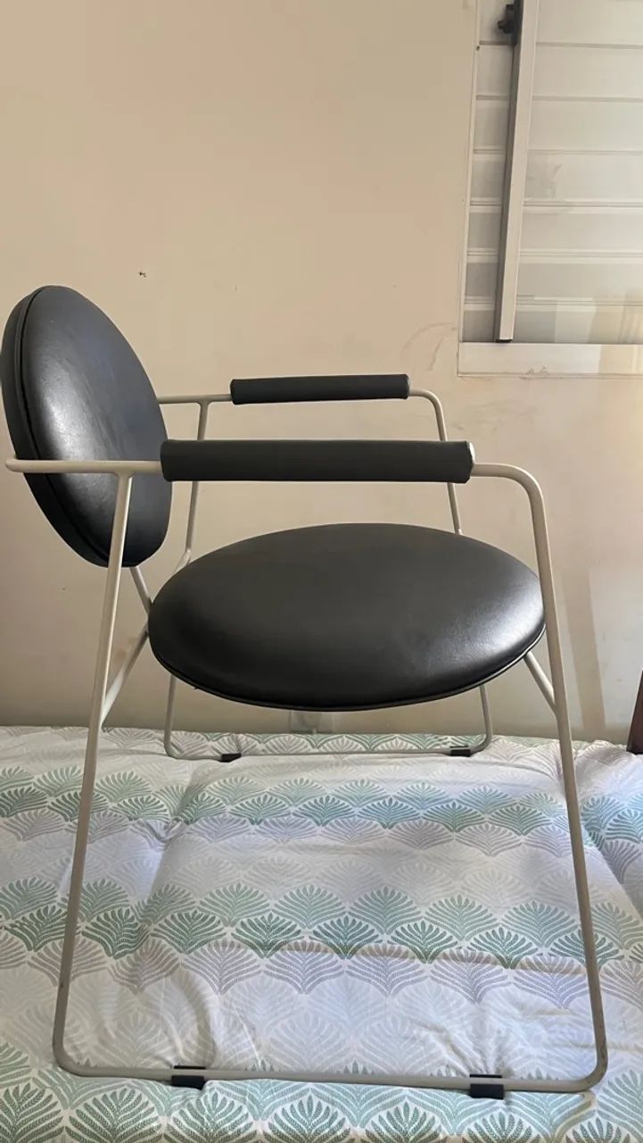 Poltrona com Estrutura Metálica e Estofado Preto