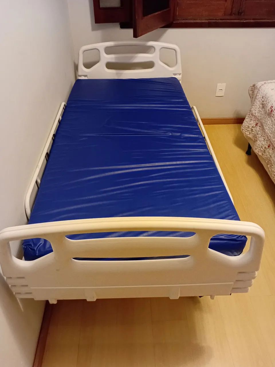 Vendo cama hospitalar com pouco tempo de uso 