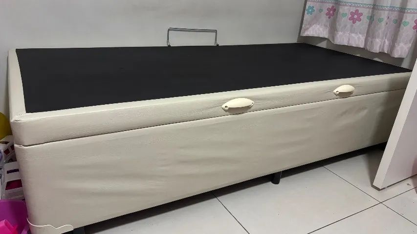 Vendo 2 camas box baú em ótimo estado 