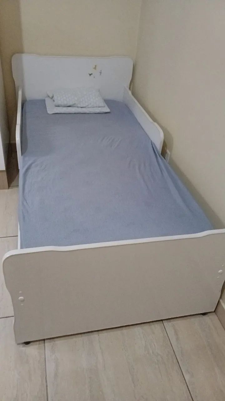 Vendo cama montissoriana com colchão 